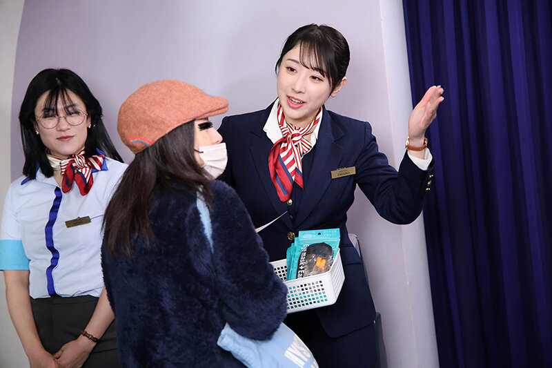内緒でエグい接客してくれた美人CAをホテルに誘って生ハメしたら何度も求めるヤリマンだったVOL.5 画像3