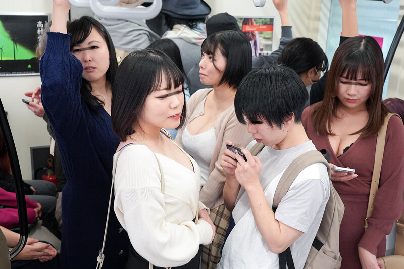 「おちんちん大きくさせてごめんね」小さいから大丈夫だろうと女性専用車両に一緒に入った甥っ子がおっぱいだらけの状況にフル勃起!慌てた叔母さんがこっそり抜いてくれました 画像3