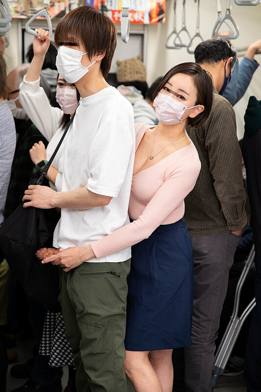 「おばさんの私に触られて勃っちゃう君が悪いんだよ」彼女が隣にいても構わずイケメン彼氏を背後からネチョいコネくり手コキで勃起誘惑する性欲熟女 画像20