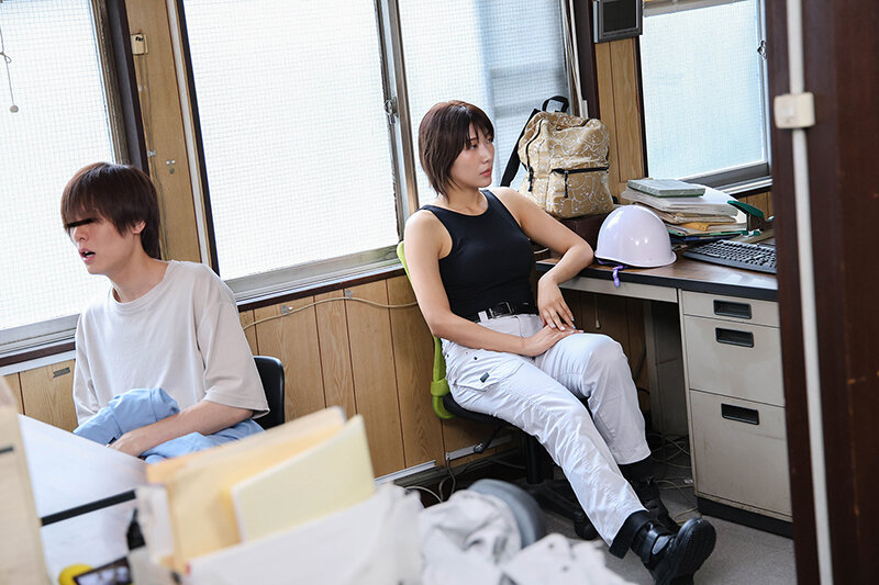 「しゃぶってあげるからチ〇ポだしな」下半身の悩みを抱える作業員にこっそりフェラ抜きしてくれる押しに弱い男勝りな高身長工場長