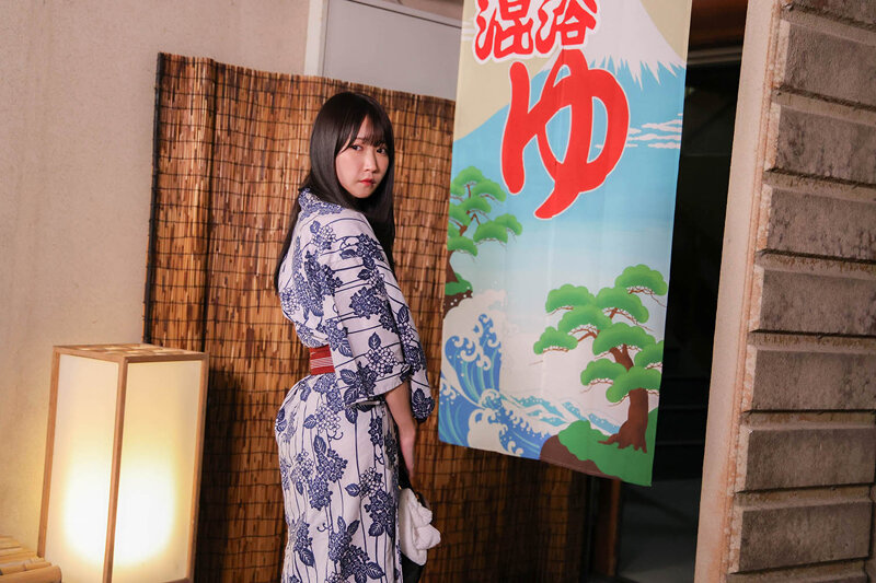 サンプル-タオル禁止の混浴温泉で巨乳淑女と二人きり！「すみません乳首見えてますよ」手ブラでは隠し切れない大きな胸で勃起したらヤられた