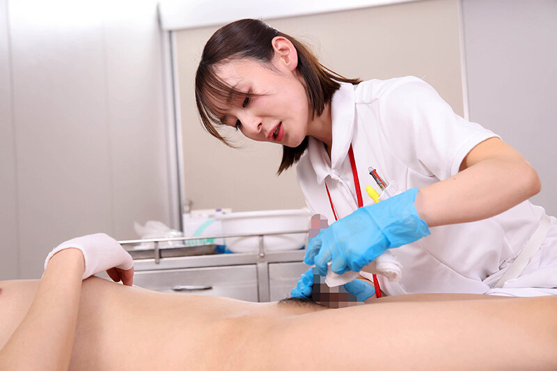 ワザと手コキのような陰部洗浄で暴発させて青年患者を虜にするおばさん看護師VOL.4 恥ずかしい体勢で責める看護師さん