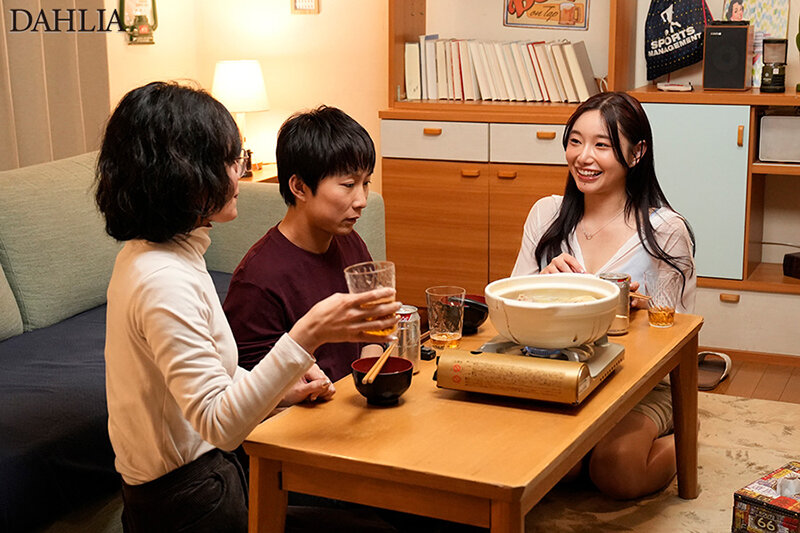妻の居ない週末、妻の親友の誘惑に負けて、舌を絡ませ跨りイキ狂う腰遣いに何度も、何度も、中出しをしてしまったボク。 三葉ちはる 1枚目