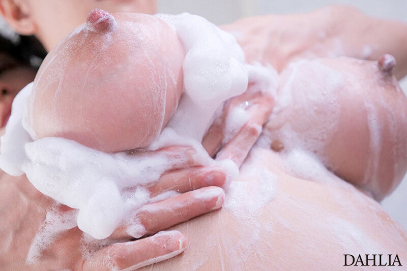 無自覚にこぼれるIcupおっぱい 貧乳彼女の姉が爆乳すぎて理性崩壊、むしゃぶりハメ狂ってしまった僕。 朝海汐 7枚目