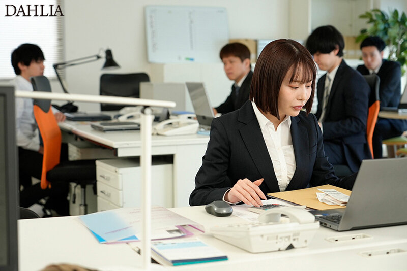 業務中リモバイ絶頂寸止めでガニ股失禁してイキ恥じさらした生意気OL 入田真綾 1枚目