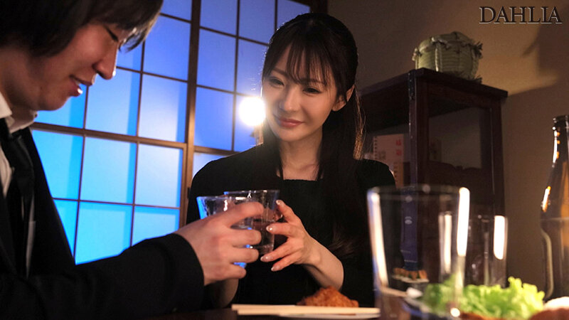 【喪服キメセクNTR】亡くなった旦那の親友と葬式前夜に不謹慎なSEXでチ○ポ狂いの覚醒状態に…気づいたら大乱交になっていました。 小沢菜穂 2枚目
