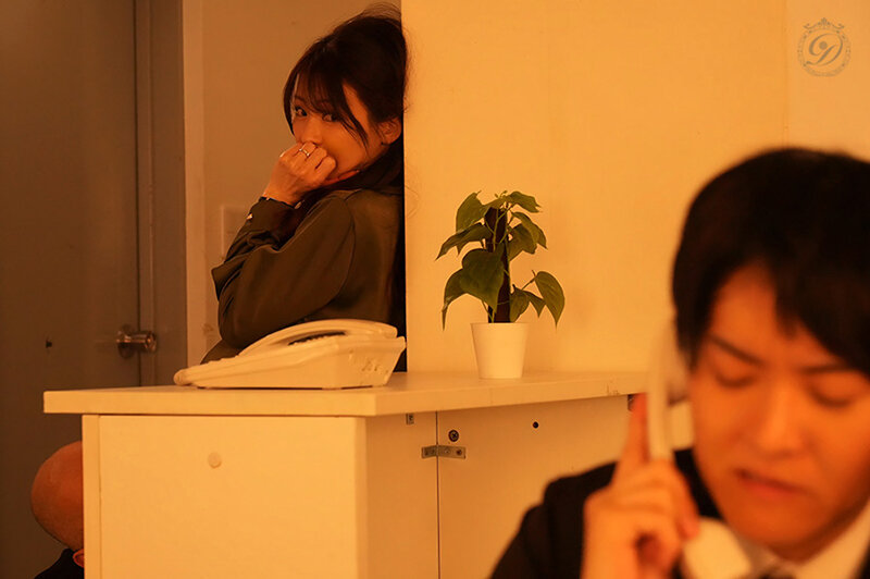 人妻秘書 机の下の密かなクンニ情事―。 小沢菜穂 サンプル