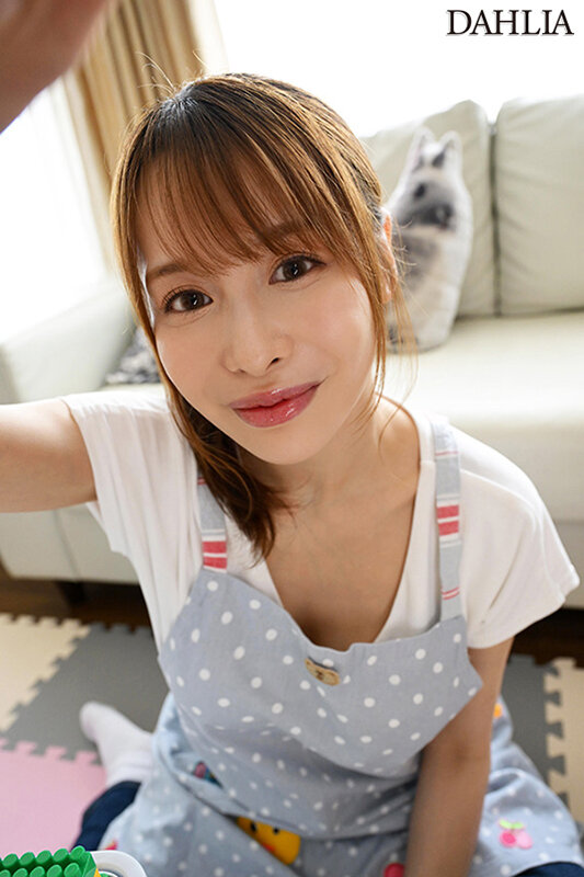 「叩いちゃダ〜メッ!!」教育熱心な巨乳保育士さんは悪いことをしたら指導のためにちゃんと怒っていますが…不倫相手のパパさん達から叱られ中出しをされています。 入田真綾 画像2