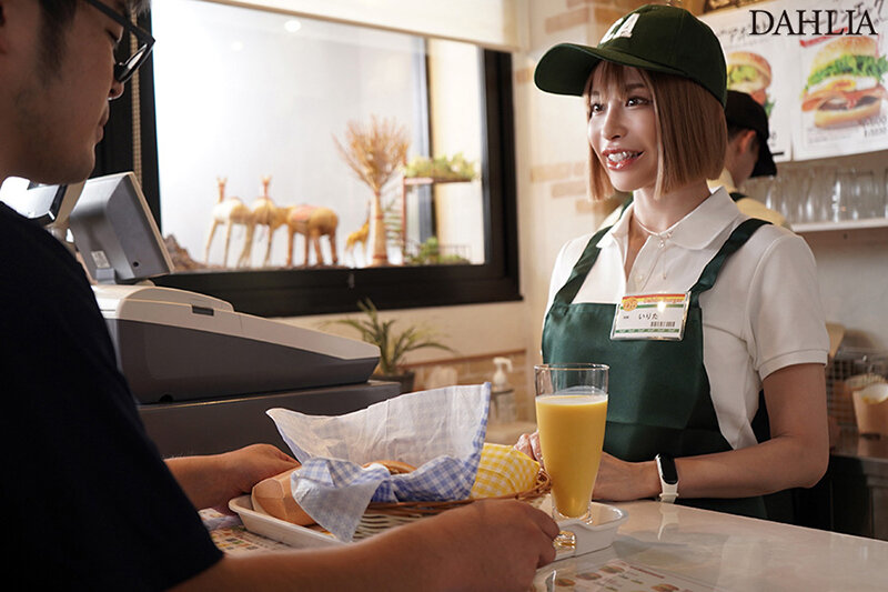 某有名ハンバーガー店で働き始めた巨乳人妻と、チャラいヤリチン大学生バイト君の歳の差セクハラ不倫映像が流出してます。 入田真綾 画像1