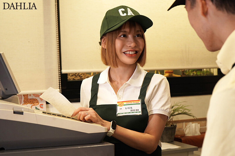 某有名ハンバーガー店で働き始めた巨乳人妻と、チャラいヤリチン大学生バイト君の歳の差セクハラ不倫映像が流出してます。 入田真綾 画像2