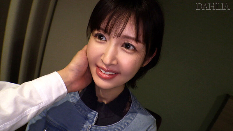 神乳素人!? 圧倒的なスタイルで男を虜にするショートカット美女 角奈保 画像1