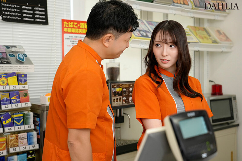 【数量限定】私は時給1500円でずっとイっていますドS変態店長にクリ吸い玩具を仕込まれてコンビニバイト中、連続陰核絶頂した人妻 小花のん パンティと写真付き 画像1