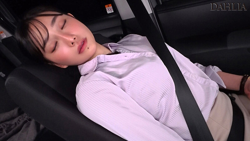 【数量限定】「ラッキー！飲んだら何も覚えてないって。」新婚OLのピチピチ肉厚タイトスーツを卑猥な着衣性交で無記憶NTR完遂！！ 三葉ちはる パンティと写真付き 画像4