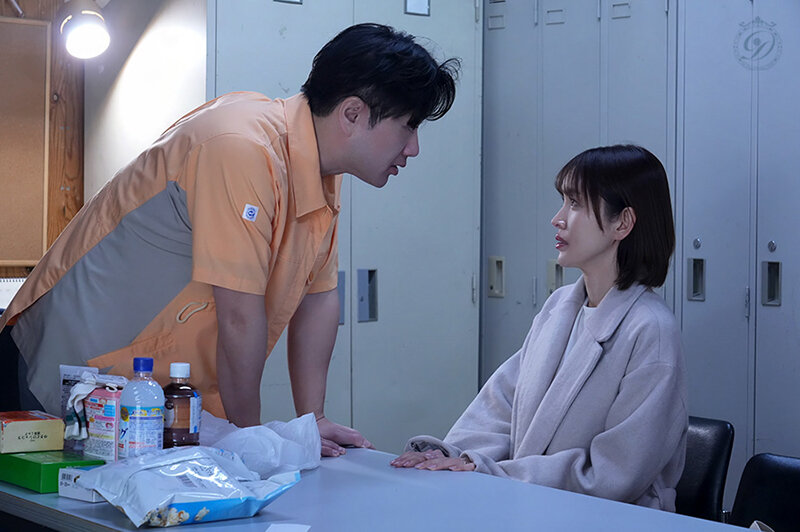 【数量限定】「盗んでないなら脱いでみろ。」隅から角まで探られた万引き妻 角奈保 パンティと写真付き サンプル画像 2