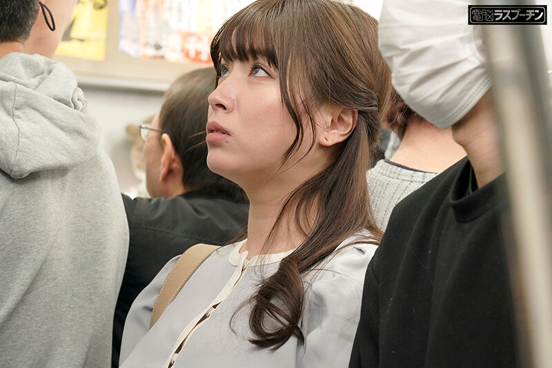 満員電車で前後を挟まれ羽交いじめ乳首開発される巨乳美女2 橘内ひなた 画像2