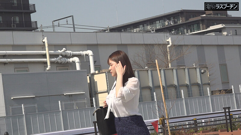 満員電車で吊り革にぶら下げられ両乳首同時開発のすえ無念の発情してしまった巨乳美女3 丸最レア 画像2