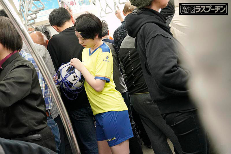 満員電車で見つけたボーイッシュサッカー女子のクリトリスを長時間いじりで肥大化開発 新田好実