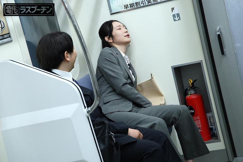 最終電車で見つけたぐっすりOLにマ〇コから溢れるほどの精子を勝手中出し 黒髪パンツスーツOL 京本晴美