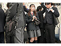 サンプル画像1 - 疲れたおじさんリーマンが大好きでわざと満員電車に乗り込み中年精子を搾り取るノーパン痴女女子○生 天馬ゆい