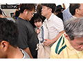 満員電車でチューブトップを揺らしながら周りの客を興奮させる爆乳女をしつこくポ口リさせ羞恥乳首開発 糸井瑠花