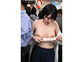 満員電車でチューブトップを揺らしながら周りの客を興奮させる爆乳女をしつこくポ口リさせ羞恥乳首開発 糸井瑠花