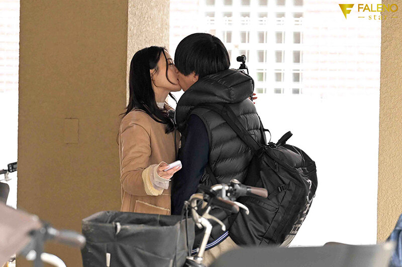「いまから私とキスしてみませんか?」吉高寧々がいきなり素人さんを逆ナンパ!街中でキス 30 秒で勃起したら合格、さらにお部屋で言葉責め手コキに耐えられたらご褒美SEXあげちゃいます。 吉高寧々 7枚目