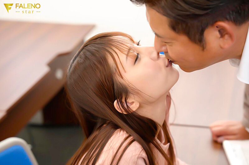 キャンパスでは教授と大学生。でも教授の個室では私だけのおじさん。今日も誰にもバレないように声を殺して合体。相性良すぎて毎回何度イッたかわからない肉欲まみれの快楽中毒セックス。「だって…好きなんだもん（ハート）」与田りん 画像6