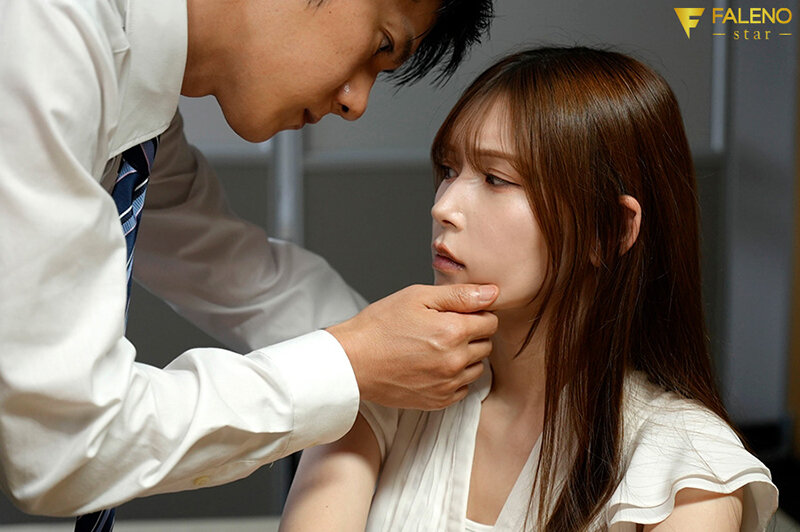 無愛想な美人同僚とお酒の勢いでホテルに行ったら睨まれながらもチ●ポとオマ●コの相性ピッタリ過ぎて残業の度に密会セックスする関係に… 明里つむぎ サンプル