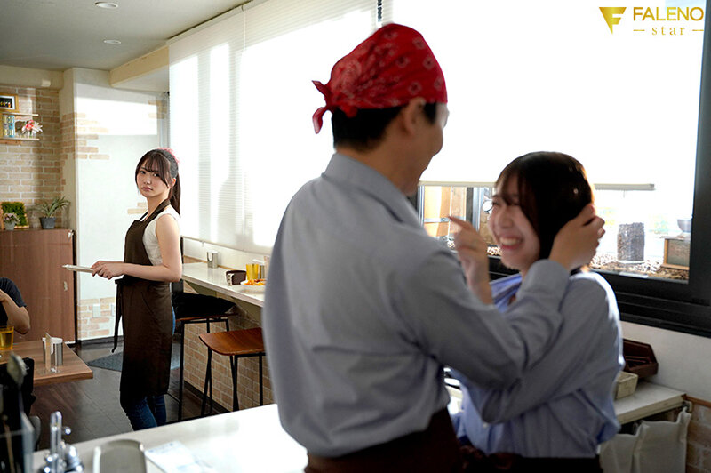 スキマバイト逆NTR 既婚店長を密着乳首責めで横取りする小悪魔カフェ店員 甘夏唯 サンプル