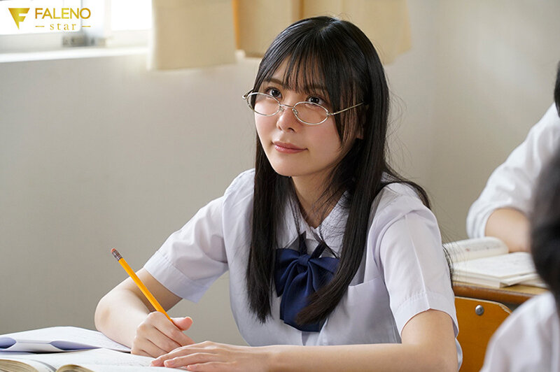クラスでいちばん地味な子は担任の僕にだけ成長したおっぱいを見せてくれる 美咲そのか