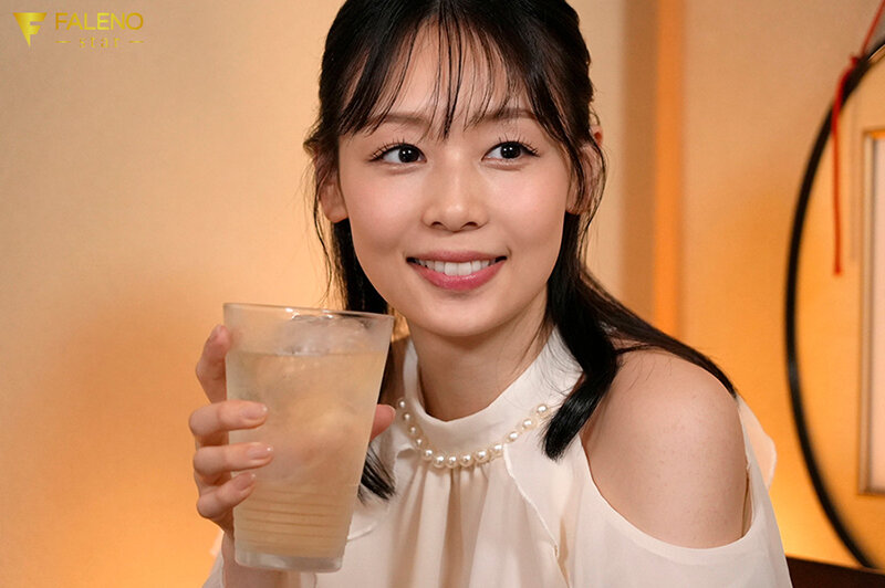 「始発出るまでウチいてもいいよ?」終電後に友達の彼女から甘〜いお誘い…部屋着から見えるノーブラ乳首を前にダメだとわかりながらも朝までヤりまくりイチャラブSEX!! 時田亜美 画像1