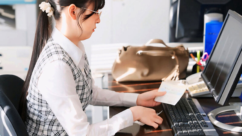 「これは経費で落ちません!」いつも地味で生真面目で領収書を突っ返してくる経理部のOLがデリヘル嬢で痴女だった。神村さん編【配信限定】 神村さつき 画像1