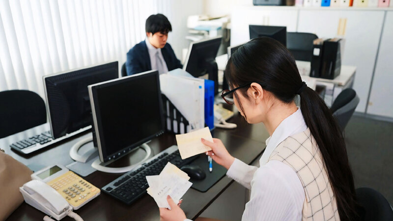 「これは経費で落ちません!」いつも地味で生真面目で領収書を突っ返してくる経理部のOLがデリヘル嬢で痴女だった。小松さん編【配信限定】 小松杏 画像1