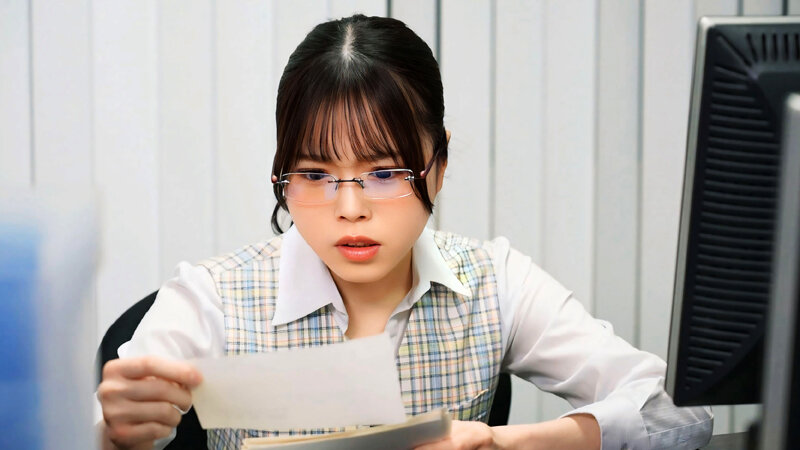 「これは経費で落ちません!」いつも地味で生真面目で領収書を突っ返してくる経理部のOLがデリヘル嬢で痴女だった。宮本さん編【配信限定】 宮本聡美 1枚目
