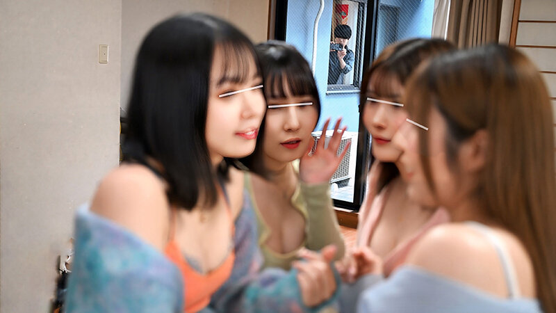 向かい部屋の女子寮の覗きに気付かれて以来、女子大生達が毎日窓越しに誘ってきます。若さゆえの性欲を受け止める花びら回転ハーレムSEX 1枚目