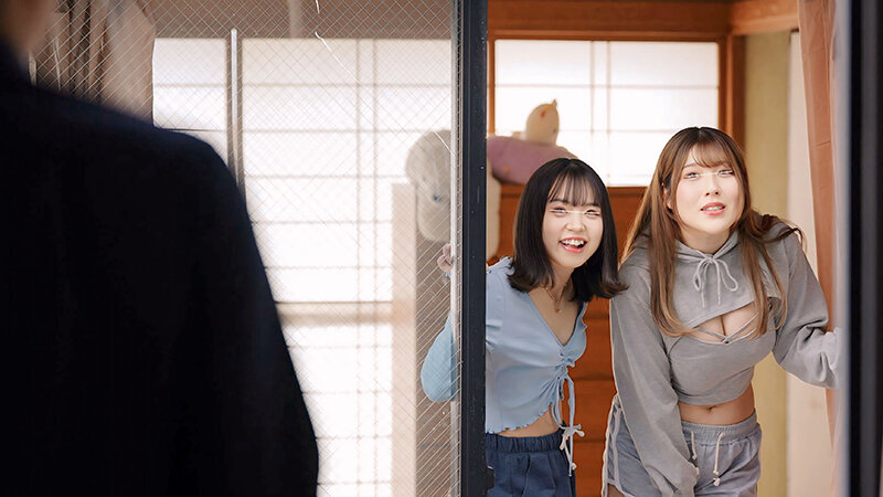 向かい部屋の女子寮の覗きに気付かれて以来、女子大生達が毎日窓越しに誘ってきます。若さゆえの性欲を受け止める花びら回転ハーレムSEX 4枚目