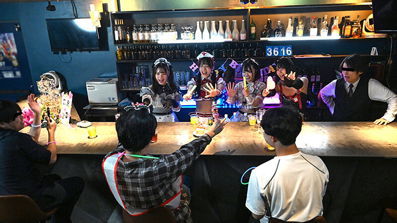 コンカフェ店長とグルで仕込んだ一夜！海外サプリのカクテルでエロ堕ちした地雷系女子店員たちとハメ狂うキメセクパーティ 画像1