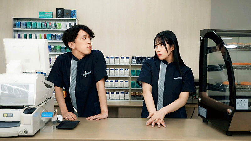 コンビニのバックヤードでセックスをするのが好きな彼女は不倫をしていた。二羽紗愛