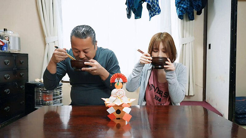 学生寮で2人きり 女子学生と中年管理人が過ごした年末年始 若い身体に衝動が抑えられず…一晩中ヤリまくった年越しイラマチオ 小松本果 画像14