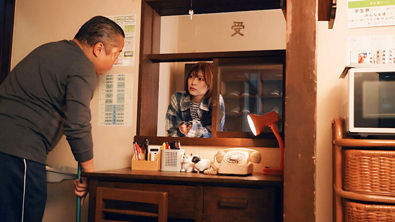 学生寮で2人きり 女子学生と中年管理人が過ごした年末年始 若い身体に衝動が抑えられず…一晩中ヤリまくった年越しイラマチオ 小松本果 画像2