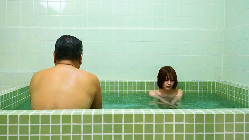 学生寮で2人きり 女子学生と中年管理人が過ごした年末年始 若い身体に衝動が抑えられず…一晩中ヤリまくった年越しイラマチオ 小松本果 画像5