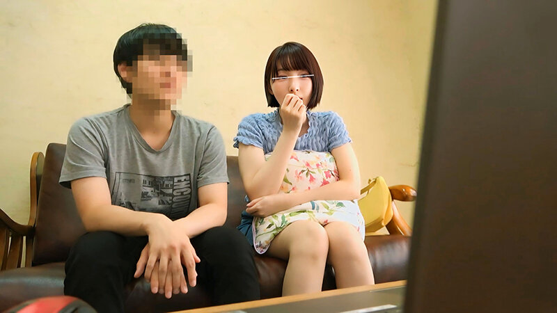 〜幼馴染とAV鑑賞〜女だってAV見てたら興奮して自然と股間に手が伸びる!?バレないようにオナニーしながら体をすり寄せ急接近!!! 画像1