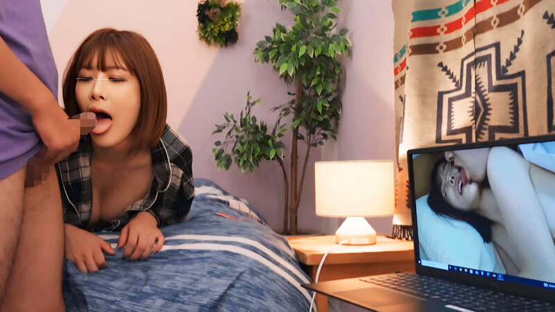 ノーハンドフェラチオで僕のチ〇ポにしゃぶりつく!!目の前に勃起したシコリち〇ぽ!パソコンの画面にはAV!刺激的すぎるエロビジュアルに興奮した女の子は発情ブースト! 画像7