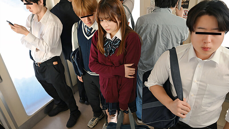 「ねぇ、バレないように触って」先に太腿に触れたのは俺。別クラスで気になってた彼女は手を払わず袖をきゅっと掴んで足を寄せ手を内ももへ誘う。人混みに紛れてイジリまくった末に…二人とも頬を赤くしたまま朝ラッシュ密着SEX 北岡果林 画像1