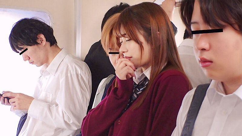 「ねぇ、バレないように触って」先に太腿に触れたのは俺。別クラスで気になってた彼女は手を払わず袖をきゅっと掴んで足を寄せ手を内ももへ誘う。人混みに紛れてイジリまくった末に…二人とも頬を赤くしたまま朝ラッシュ密着SEX 北岡果林 画像2