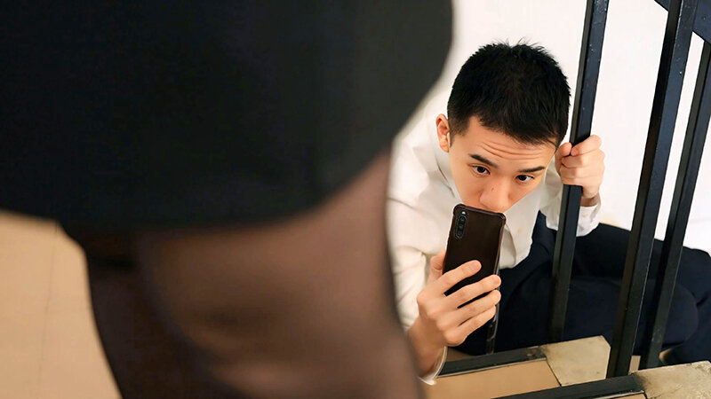 生真面目だと思っていた経理部女子はとんでもない痴女だった！弱みを握られ日夜社内で痴女られるハメに 入田真綾 画像1