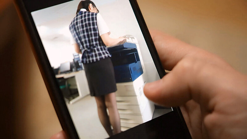 生真面目だと思っていた経理部女子はとんでもない痴女だった！弱みを握られ日夜社内で痴女られるハメに 入田真綾 画像2