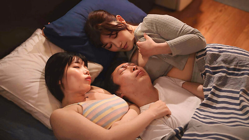 壁が近いし胸も近い！激狭ワンルームに押しかけてきた爆乳いとこ姉妹とすぐ勃発しちゃう サンドイッチ中出し3P性活 小梅えな 九井スナオ サンプル画像 2