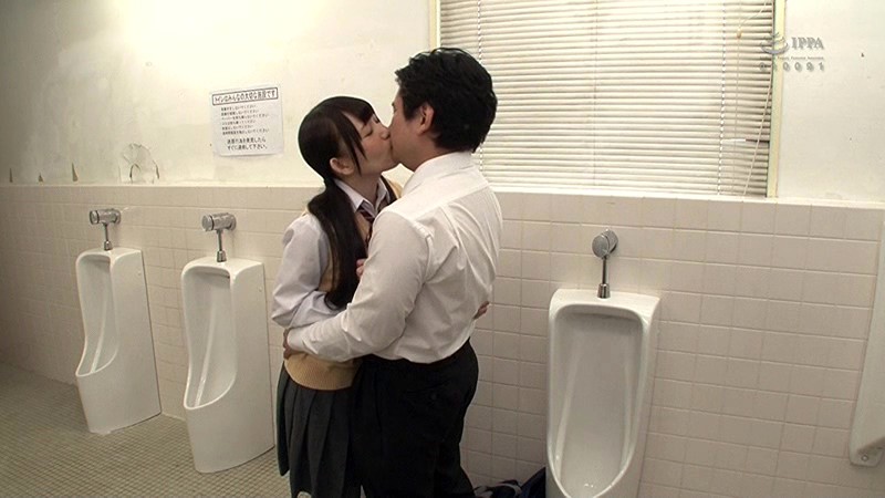 (1gs00192)[GS-192]男子トイレのエッチ好きな女子学生 男子トイレで変な音がしているのでドアを開けてみると女子学生と男子がベロキスをむさぼり合っている！？バレないように覗いていたら思わずソソられ勃起！すると覗いていたのがバレてしまい男子が大慌て猛ダッシュで逃げ出した！ ダウンロード sample_big