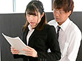 サンプル画像2 - 上司を誘惑してくる黒パンスト女子大生！！内定を出した女子大生が研修中に黒パンストの半尻を見せつけて俺を誘惑してくる！思わずソソられまくり、業務説明をしながらこっそりセクハラしていると、勃起した俺の肉棒を擦りながら「勃ってますね…イヤラシい…」と更に誘惑…